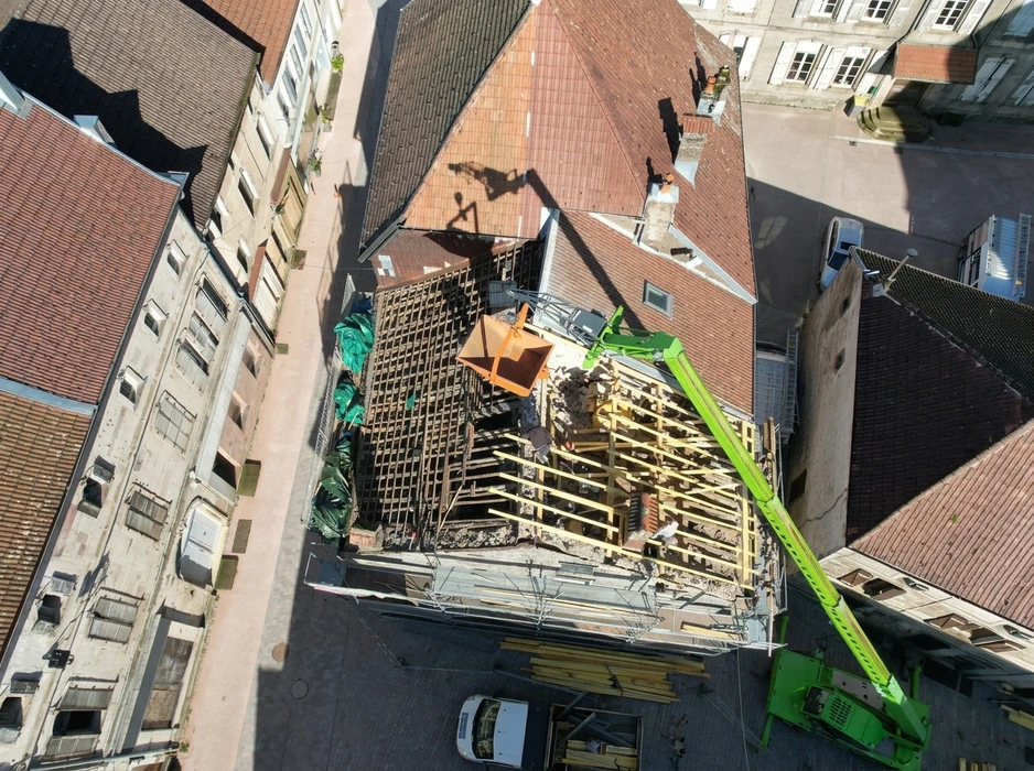 Vue aérienne par drone d'une rénovation de toiture en milieu urbain