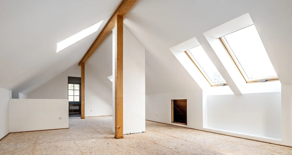 Conversion d'un vieux grenier en salon spacieux et lumineux