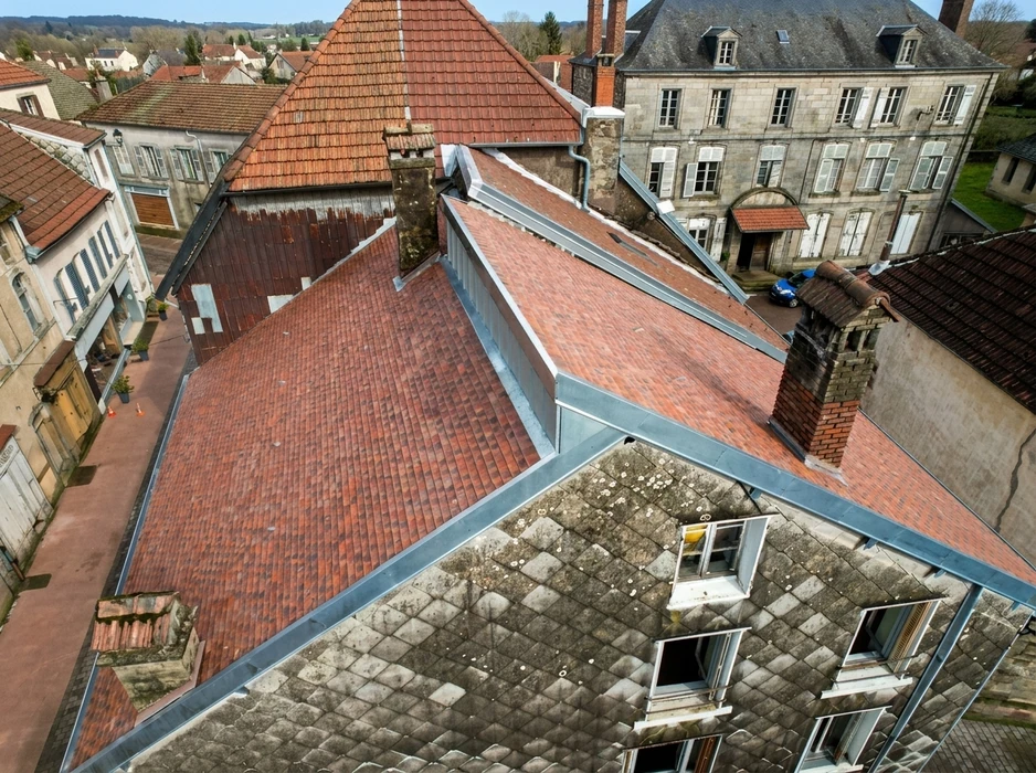 Vue aérienne de toitures en milieu urbain français