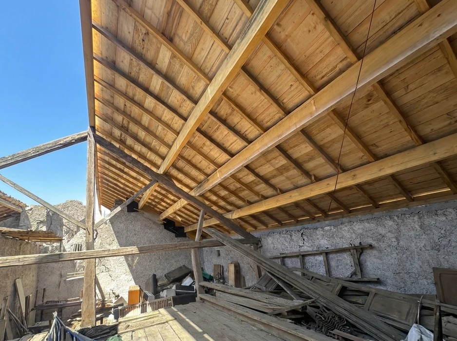 Chantier de rénovation d'une charpente en bois neuve, vue en contre-plongée