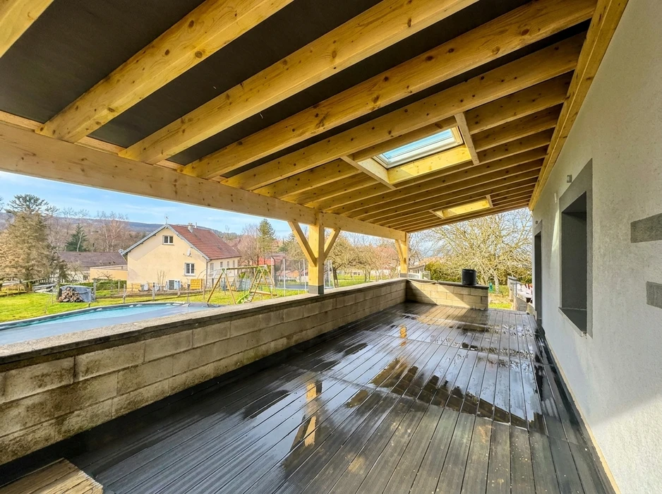 Chantier de construction résidentielle avec ouvrier en équipement de sécurité consultant des plans architecturaux