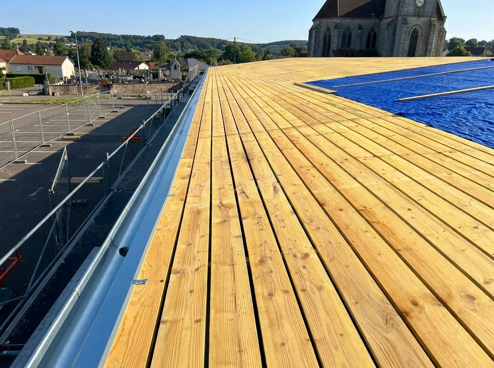 Jardin résidentiel avec abri de rangement en bois naturel à toit noir bitumé, portes ouvertes révélant l'intérieur organisé