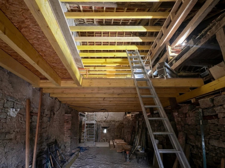 Ferme rurale en pierre avec grande toiture en tuiles canal terra cotta à deux versants asymétriques