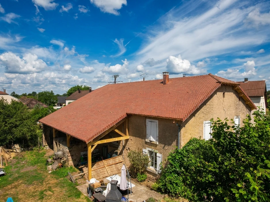 Toiture en zinc à joint debout vue de dessus, avec des bandes de zinc anthracite assemblées par agrafage