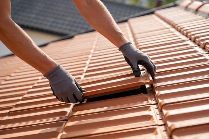 Chantier de construction résidentielle en extérieur avec ouvriers sur toiture en pente