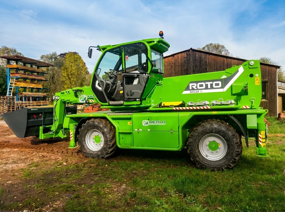 Chantier de construction extérieur avec charpente en bois massif