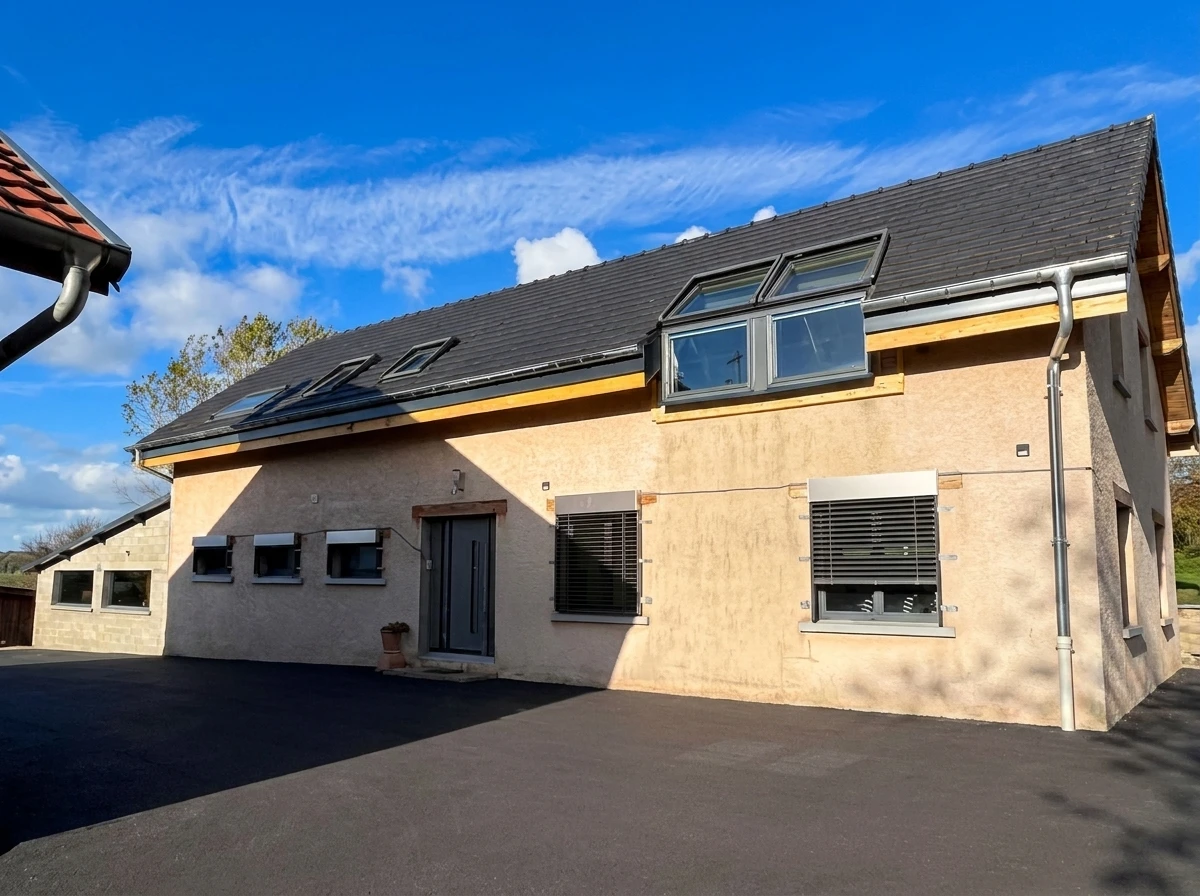 Chantier de construction résidentielle en cours avec ouvrier effectuant des travaux de toiture